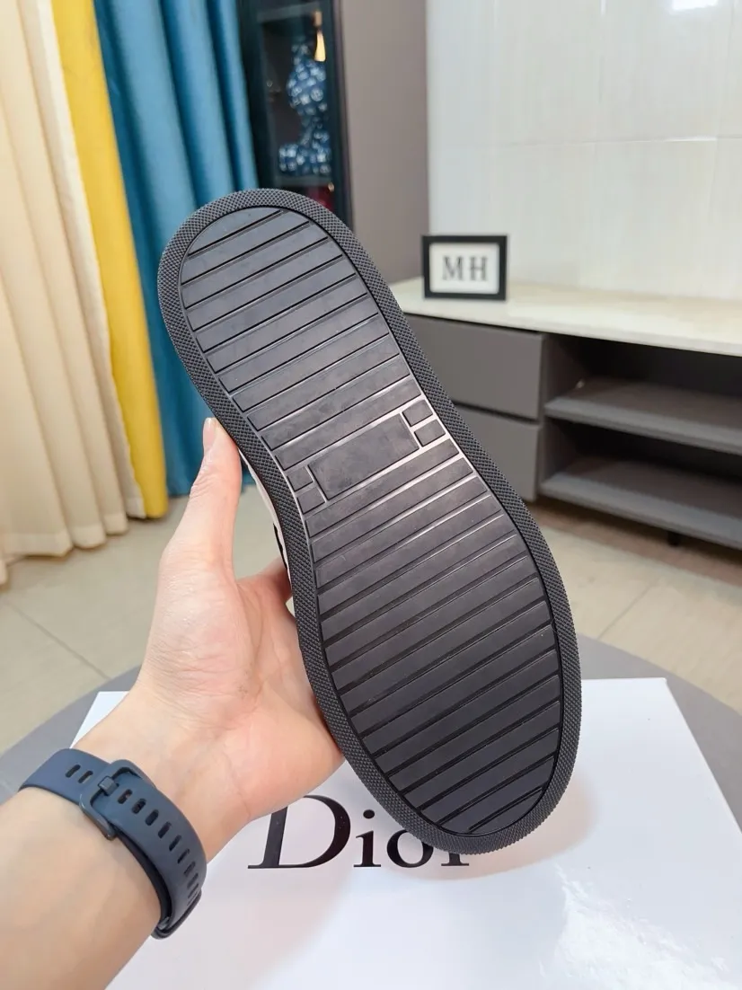 Men's men's shoes💰400🌸🌸[Dior] 25ss new product B01 moral training shoes. The toe dimension design of the couple's style is a bit wider. The upper foot comfort is perfect. The thread is beautiful. Perfectly suitable for pants styles. Decorated with various classic details. It is an ideal choice for daily styling. Can be matched with various casual items to create exquisite looks. Fabric: top layer cowhide/lining sheepskin TPU original outsole Code number: 38-44, 45 customized